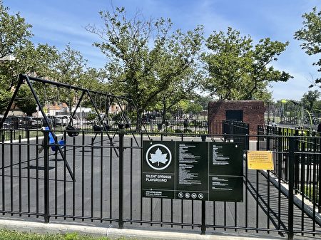 25日下午，記者來到視頻拍攝地所在的公園，這裡旁邊是居民樓，不遠處有一所學校。