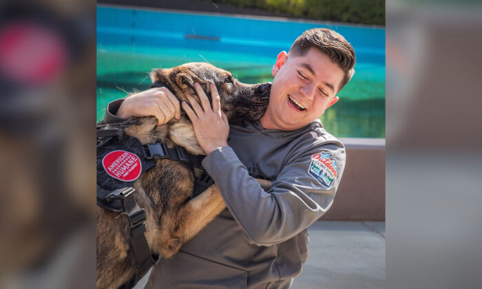 美國前陸軍訓犬師與嗅彈犬重聚場面感人 大紀元時報香港 獨立敢言的良心媒體