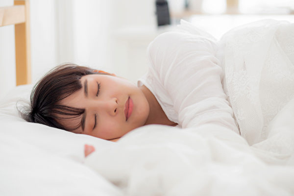 每天醒来全身僵硬、酸痛，可能与枕头、床垫或睡姿有关。(Shutterstock)