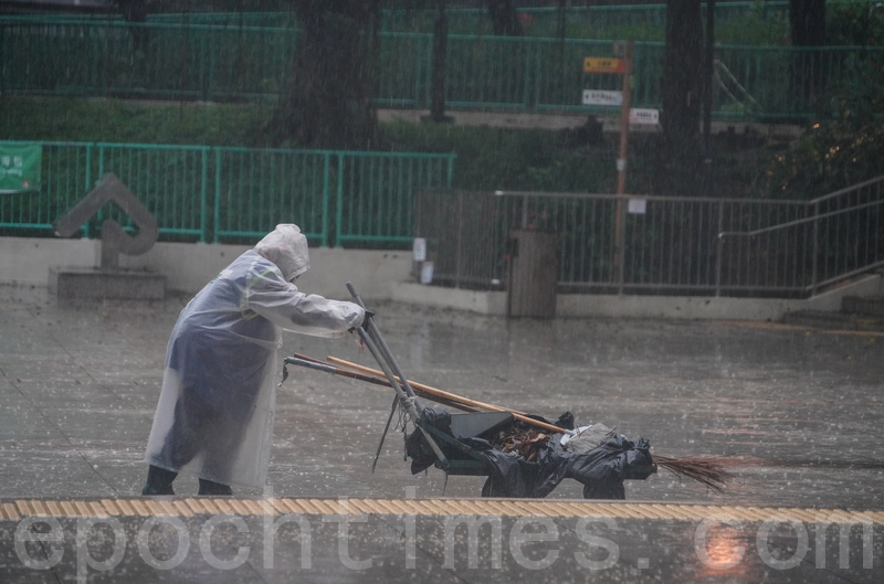 香港天文台昨发本年首黑雨警告 暴雨警告信号 李家超 大纪元