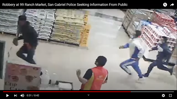 两妇女大华超市遭抢 圣盖博警方发视频寻凶