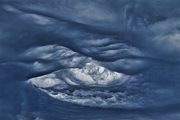 美國男子在佛州拍到奇景 雲層如波濤洶湧
