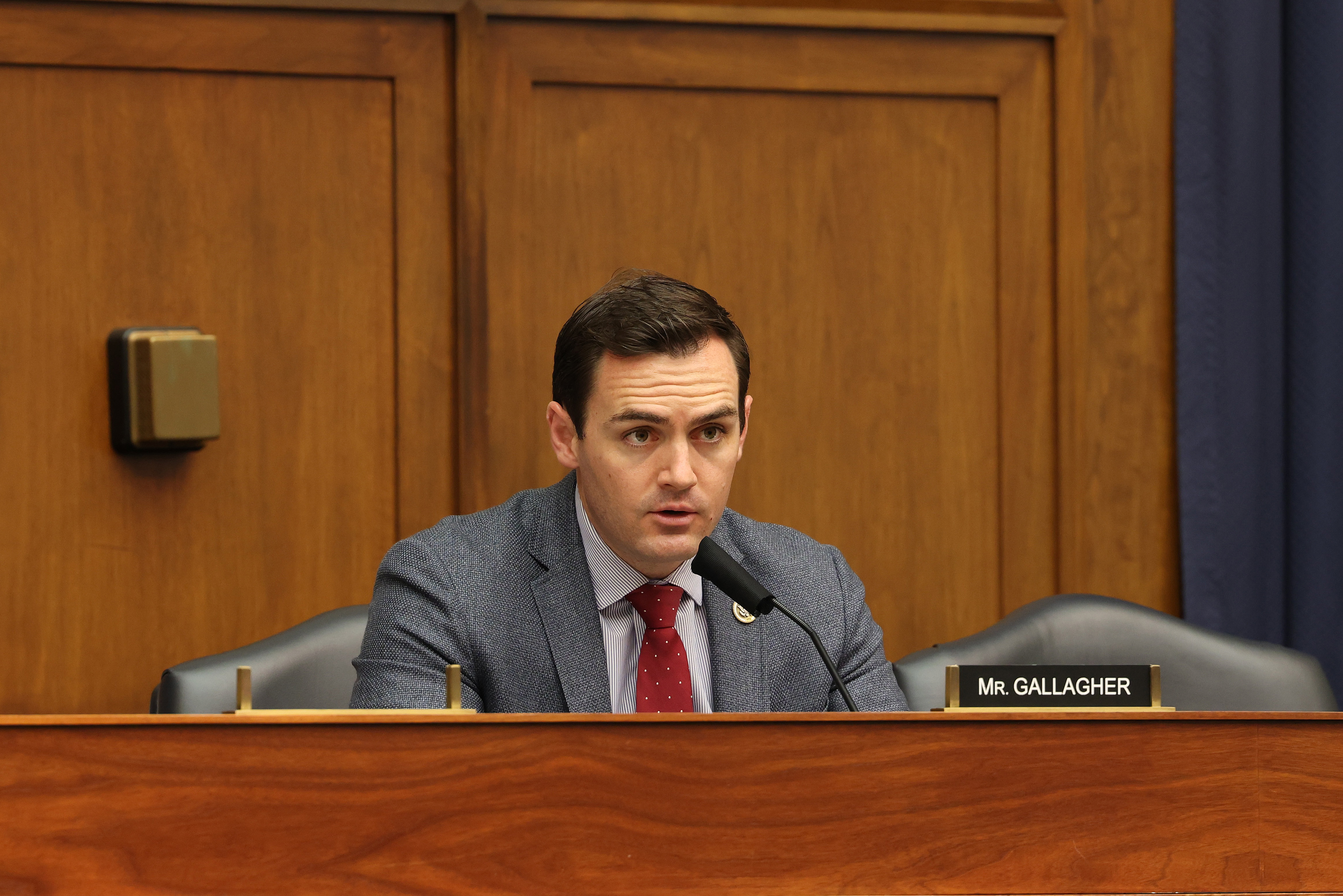 中共准备庆祝建党百年之际，迈克‧加拉格尔（Mike Gallagher）等美国联邦众议员推出一份决议，谴责中共侵犯人权100年。图为2021年5月14日加拉格尔在联邦众议院军事小组委员会一听证会上致词。(Anna Moneymaker/Getty Images)