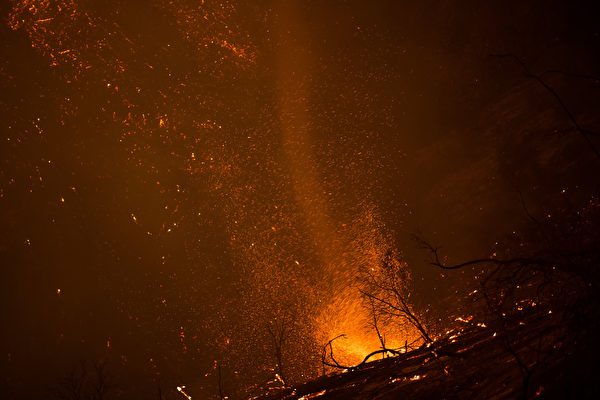 加州熔岩大火引發火龍捲 燃燒面積逾1.3萬英畝
