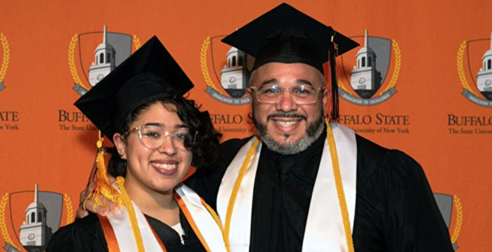 相互支持 美41岁父亲和女儿一同大学毕业