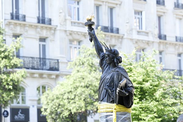 法國送獨立日大禮：迷你自由女神抵達紐約