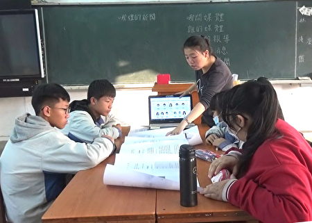教育学系学生吕怡蓁进行“应用游戏教学法提升受学习扶助学生的媒体识读能力研究”。