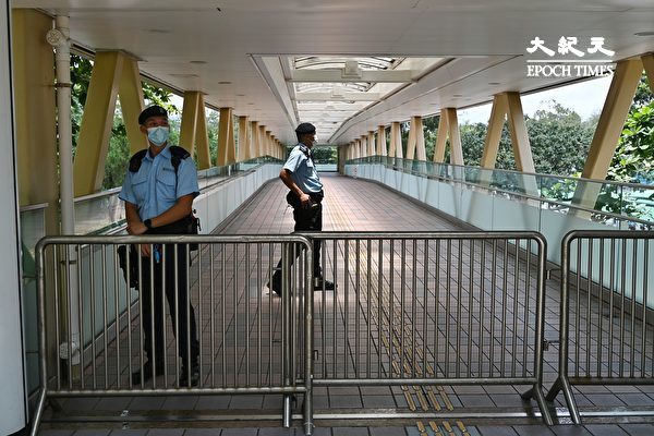 7月1日中午起，香港警方还封锁维园通往中央图书馆的天桥。（宋碧龙/大纪元）