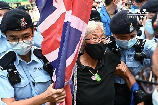7月1日下午，王婆婆（王凤瑶）在铜锣湾举旗，被警方包围，后被带走。（宋碧龙/大会堂）