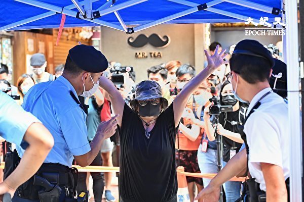 7月1日下午，有市民因高举双手展示“5.1”（五大诉求 缺一不可）手势，被警方拘捕带上警车。（宋碧龙/大纪元）