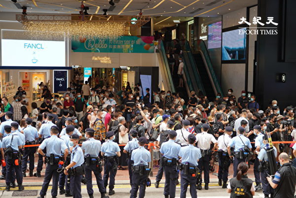 7月1日下午，警方突然闯入铜锣湾Fashion Walk商场。（余钢/大纪元）