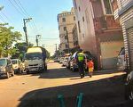 男童外出寻母迷途路边哭泣  大园警护送返家