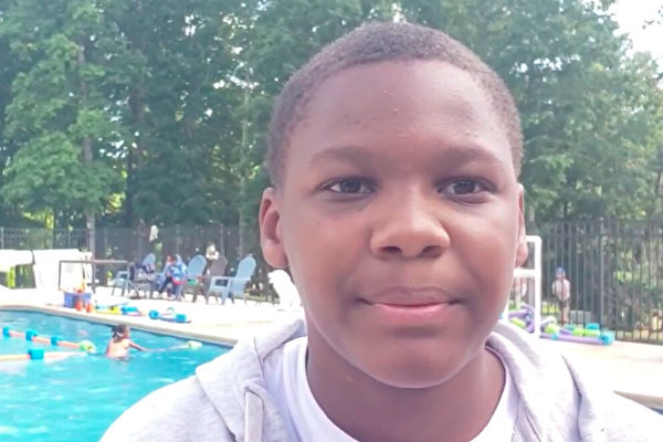 美国2岁童游泳遇险情 13岁少年果断施救