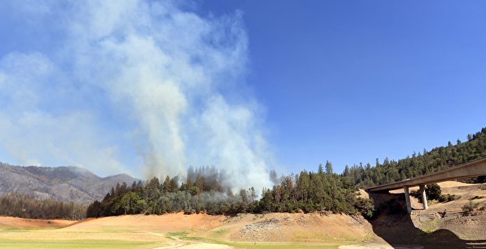 组图：加州三场野火蔓延 烧毁面积逾3万英亩