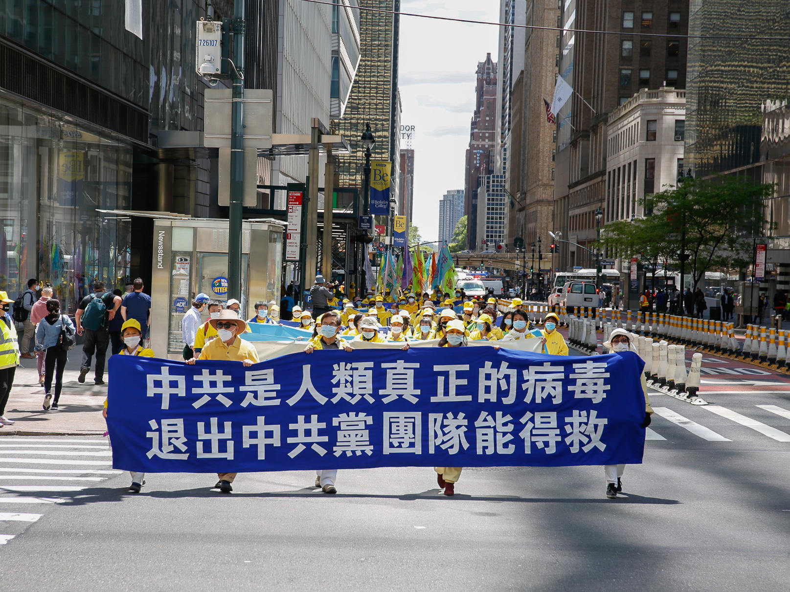 中共隱瞞疫情，導致了中共病毒（武漢肺炎）大瘟疫席捲全球。圖為2021年5月13日曼哈頓盛大遊行隊伍中「中共是人類真正的病毒 退出中共黨團隊能得救」橫幅。（張靜怡／大紀元）