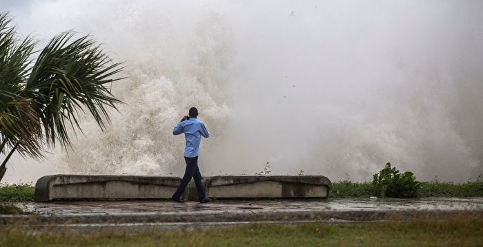 热带风暴向美海岸挺进 佛州宣布紧急状态