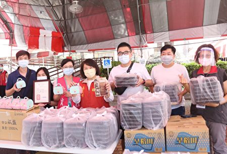 北興國中接種站民眾準備便當與甜點慰勞防疫人員。