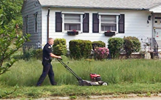 回馈社区 美警官义务帮73岁老妇修剪草坪