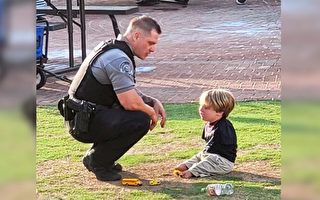 乔州警官辅导六岁无臂男童当“侦探”