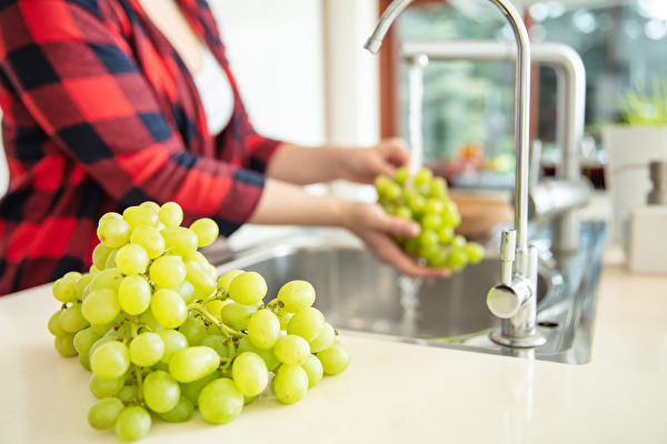 新冠病毒虽然不会经由水果传染吗，但食用前用流水冲洗才能吃得安心。(Shutterstock)