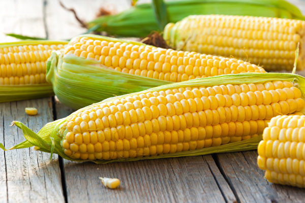 玉米、红肉蕃薯、南瓜、甜椒、小黄瓜等食材，炒过更营养。(Shutterstock)