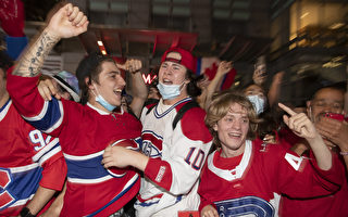 斯坦利杯冰球赛 加拿大人队尝胜果 球迷开心庆祝