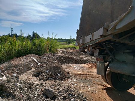 通霄鎮海濱路一處農地，疑似有人正違法傾倒廢棄物。