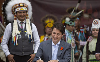 组图：加拿大总理签署原住民儿童福利协议