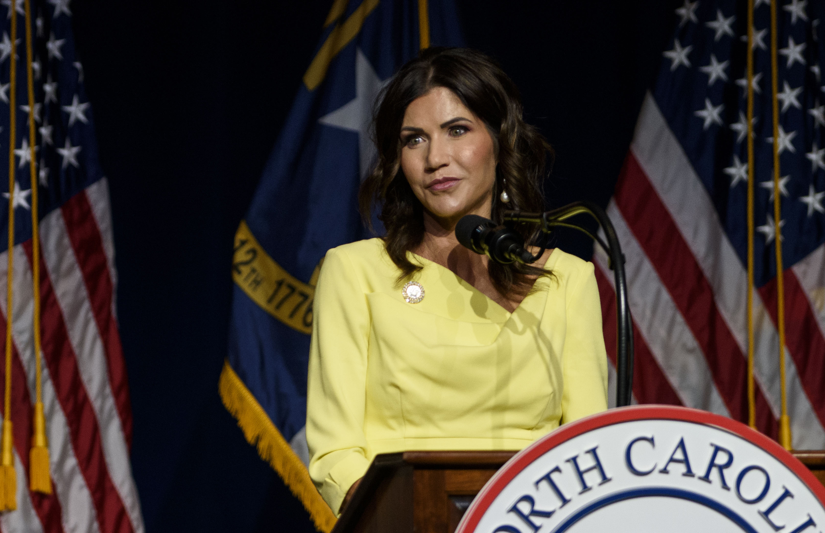 图为南达科他州州长 Kristi Noem 于 2021 年 6 月 5 日在北卡罗来纳州格林维尔举行的 NCGOP 大会上向与会者发表讲话。 (Melissa Sue Gerrits/Getty Images)