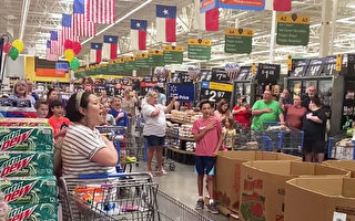 独立日感人瞬间 超市顾客自发齐唱美国国歌