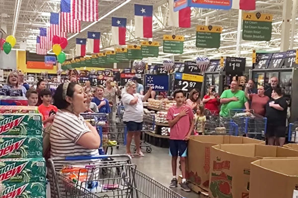 獨立日感人瞬間 超市顧客自發齊唱美國國歌