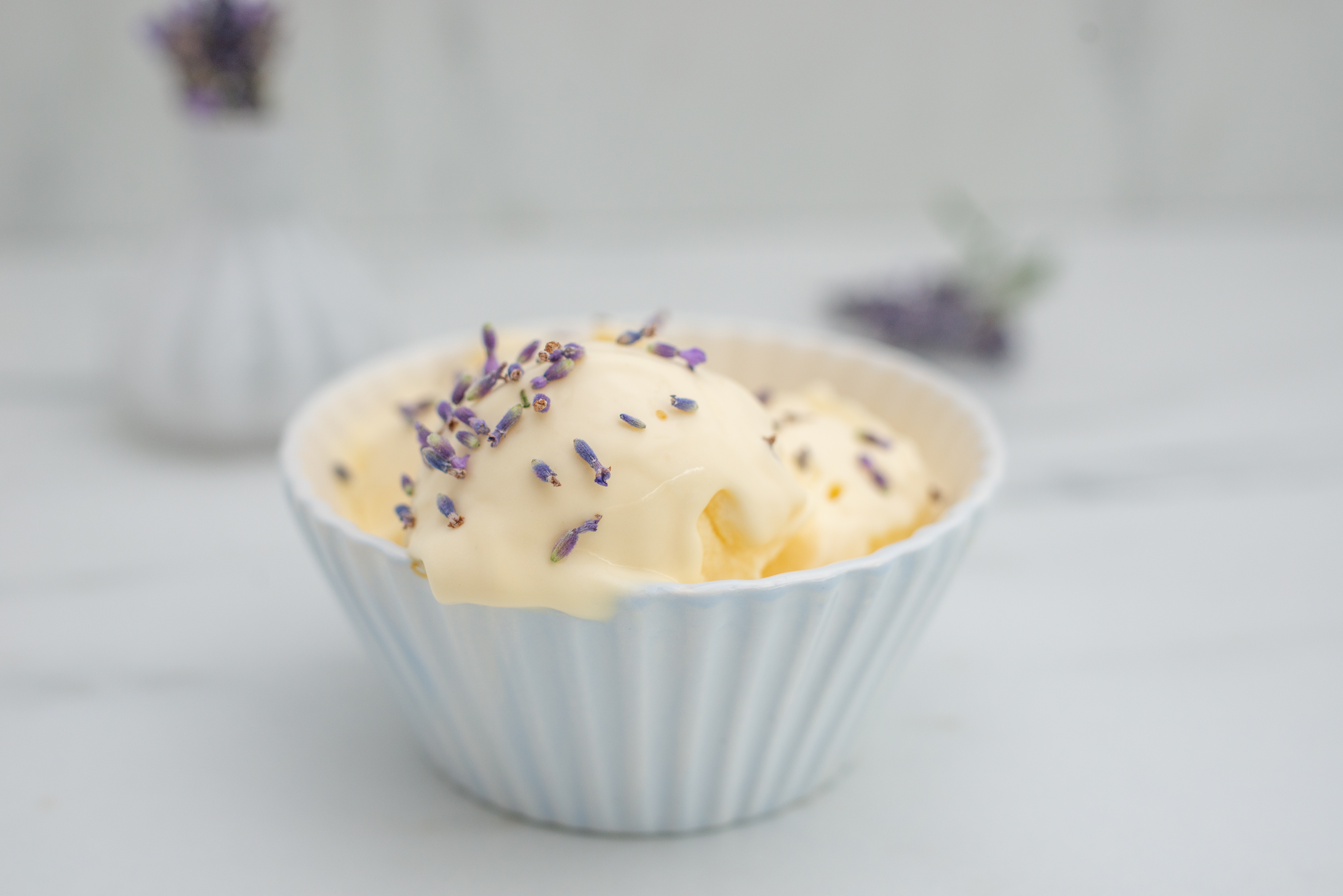 薰衣草切碎,撒在香草冰淇淋上。(Shutterstock)