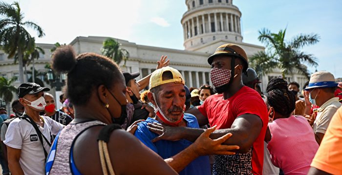 组图：抗议共产政府 数以千计古巴人上街游行