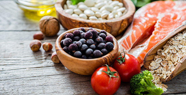 莓果类、鱼、橄榄油、全谷物都是平时可多吃的超级食物。(Shutterstock)