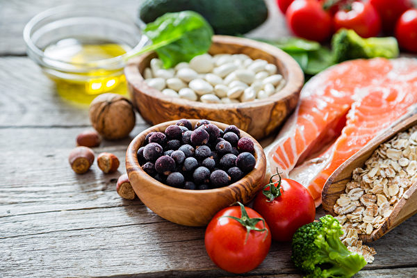 莓果类、鱼、橄榄油、全谷物都是平时可多吃的超级食物。(Shutterstock)