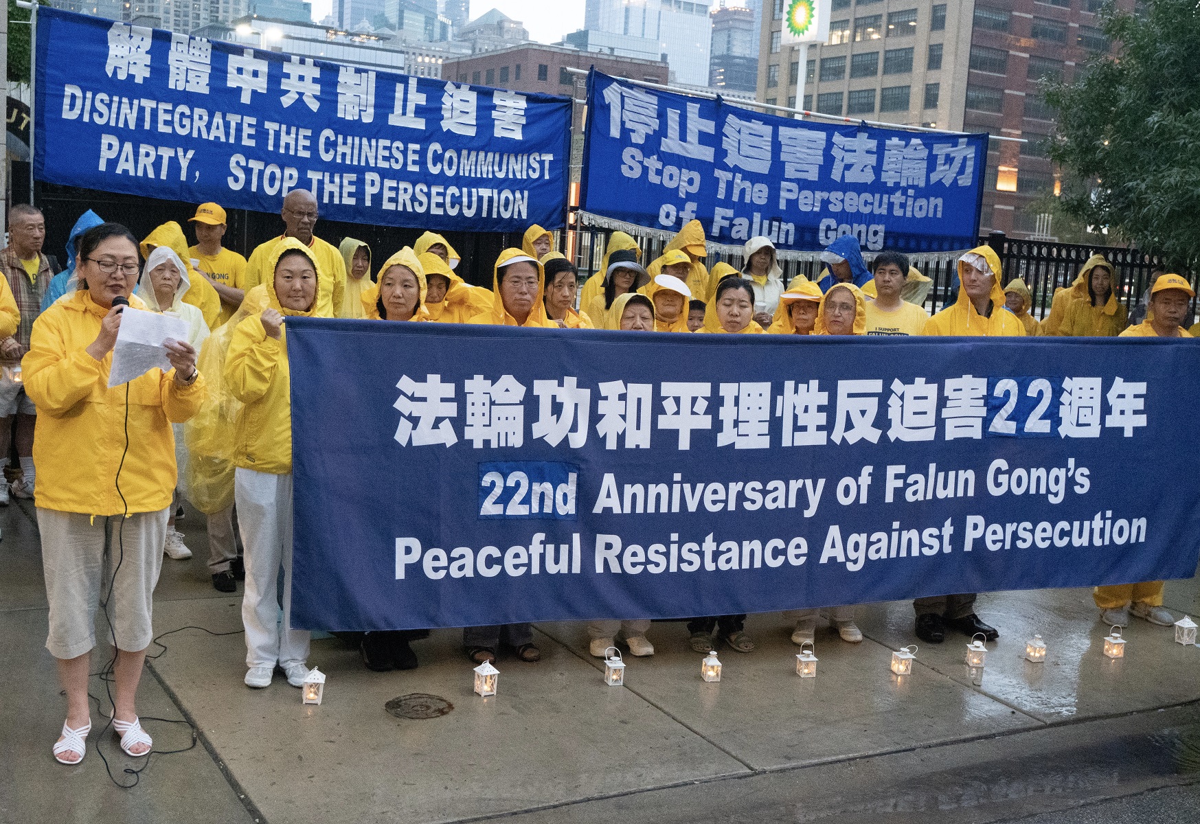 2021年7月10日,大芝加哥地区的部分法轮功学员在中领馆前举办集会,要求中共停止迫害法轮功。(David Yang/大纪元)