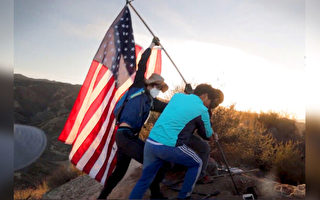 南加州一群爱国少年在山上升起新国旗