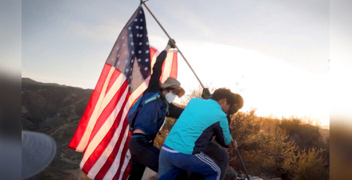 南加州一群爱国少年在山上升起新国旗