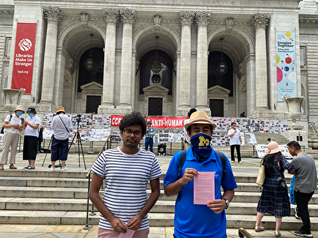 兩個印度裔大學生看完中共百年罪惡圖片展後想要幫助中國人民。