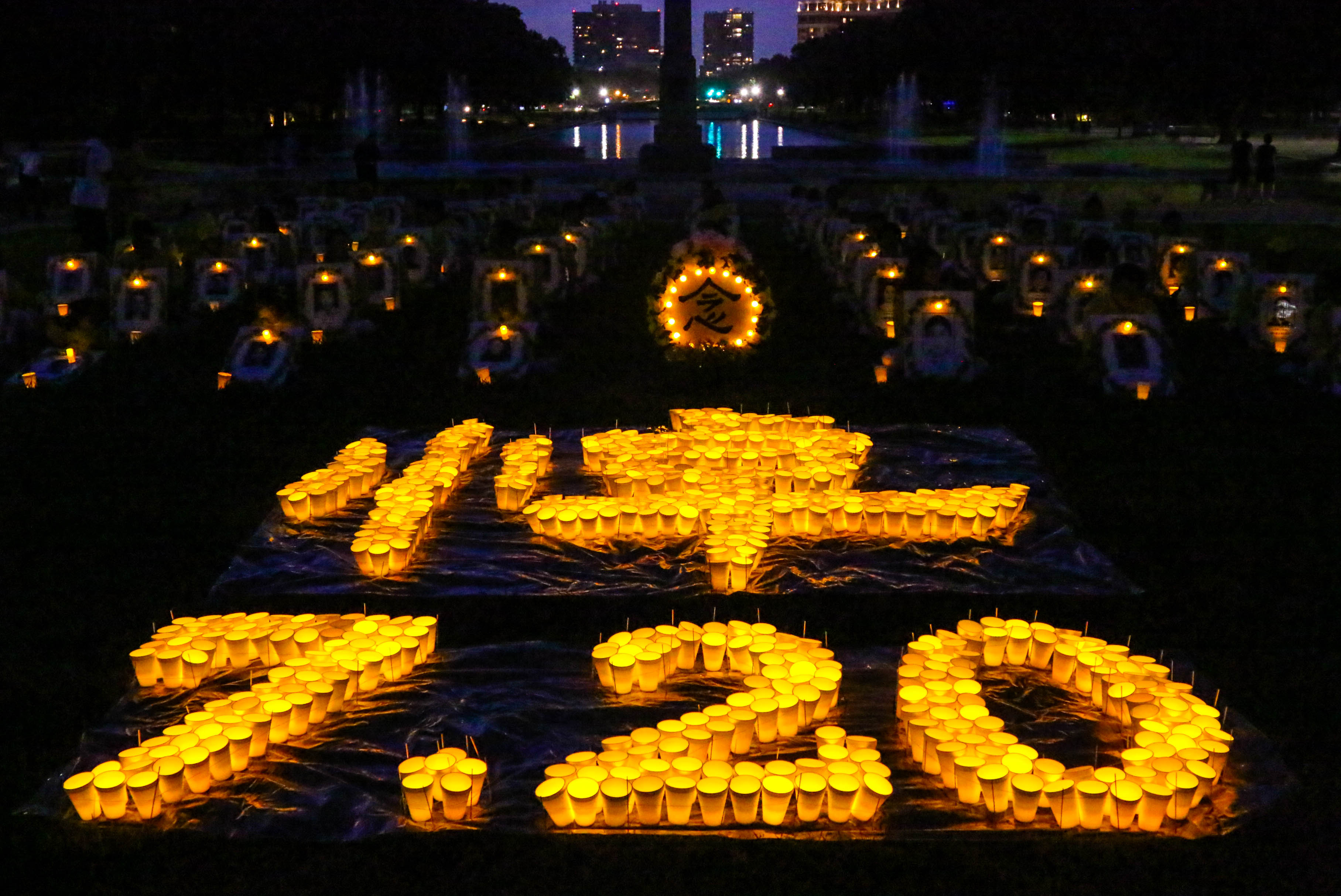 2021年7月10日晚,德州休斯顿法轮功学员举办烛光夜悼,悼念那些被中共迫害致死的法轮功学员。(大纪元)