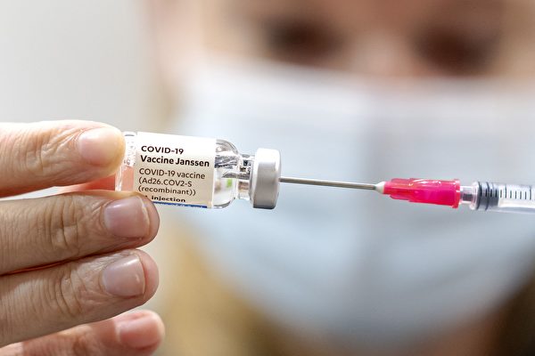 施打強生疫苗可能會造成格林巴利綜合徵的罕見副作用。 (SANDER KONING/Getty Images)