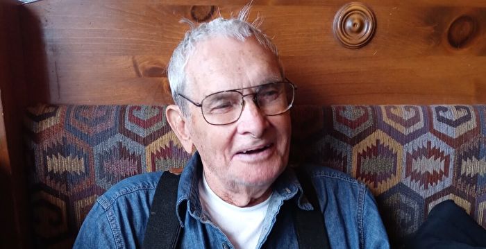 九旬二战老兵被迫住车里 善心夫妇募款帮他