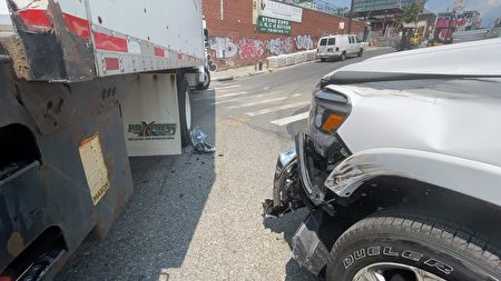 7月15日中午，一輛新皮卡車與一輛大卡車在法拉盛相撞後，皮卡車頭左前方受損，皮卡司機被送醫救治。大卡車因為進退兩難，卡在路口一個多小時。
