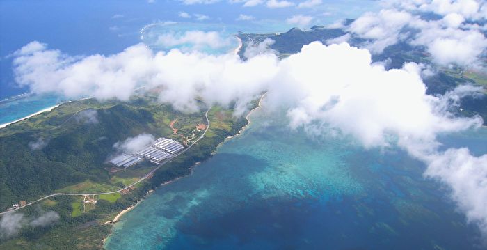 日本小岛无海滩和港口 旅客上下船靠起重机
