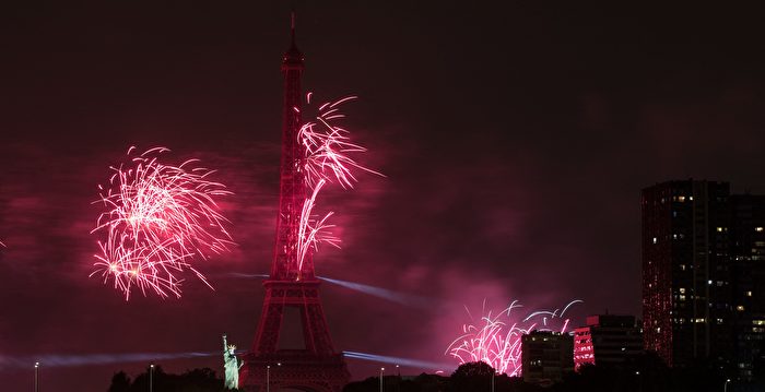 组图：法国庆祝国庆日 巴黎举行烟火表演