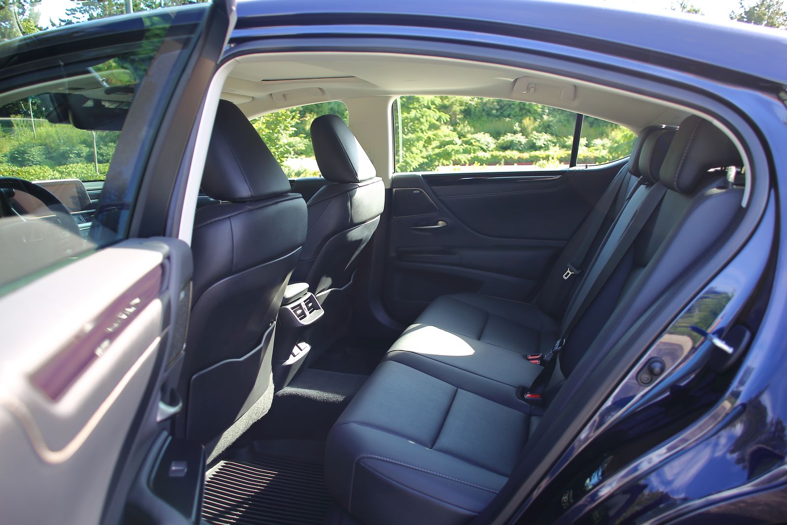 2021 Lexus ES 250 AWD。〈李奧／大紀元〉