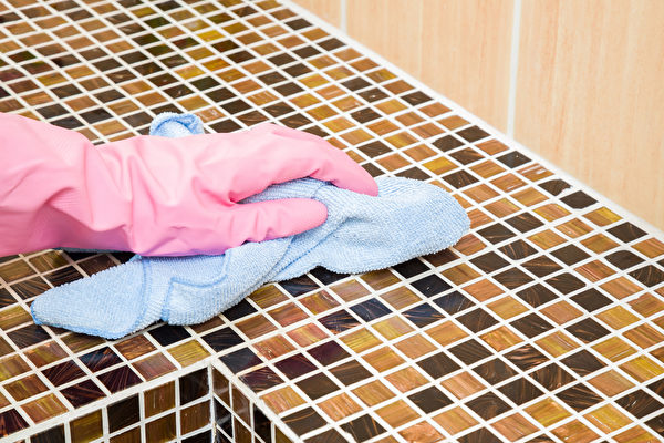 浴厕最常见的问题就是潮湿长霉，怎样清洁才能除湿和霉菌？(Shutterstock)