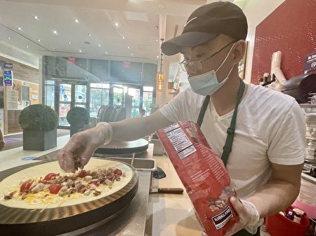 在賓州當過披薩廚師的劉光晃，自創了披薩味道的可麗餅。