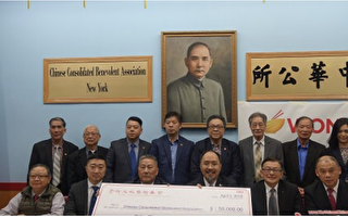 中華公所伍銳賢顧問向僑校捐款2萬元