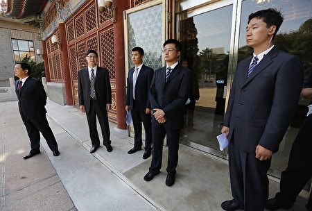 習外訪現場頻咳嗽 保鏢猛扯攝影師